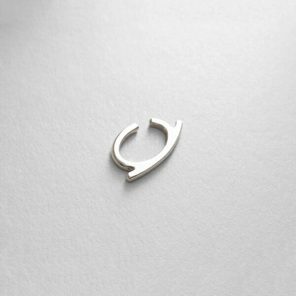 シルバー ソリッドイヤーカフ フラットアーク／ココシュニック オンキッチュ（COCOHNIK onkitsch）