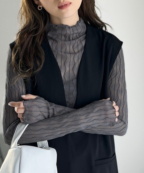 さりげなく個性的。フィンガーホール付柄シアーメロートップス／クラシカルエルフ（Classical Elf）