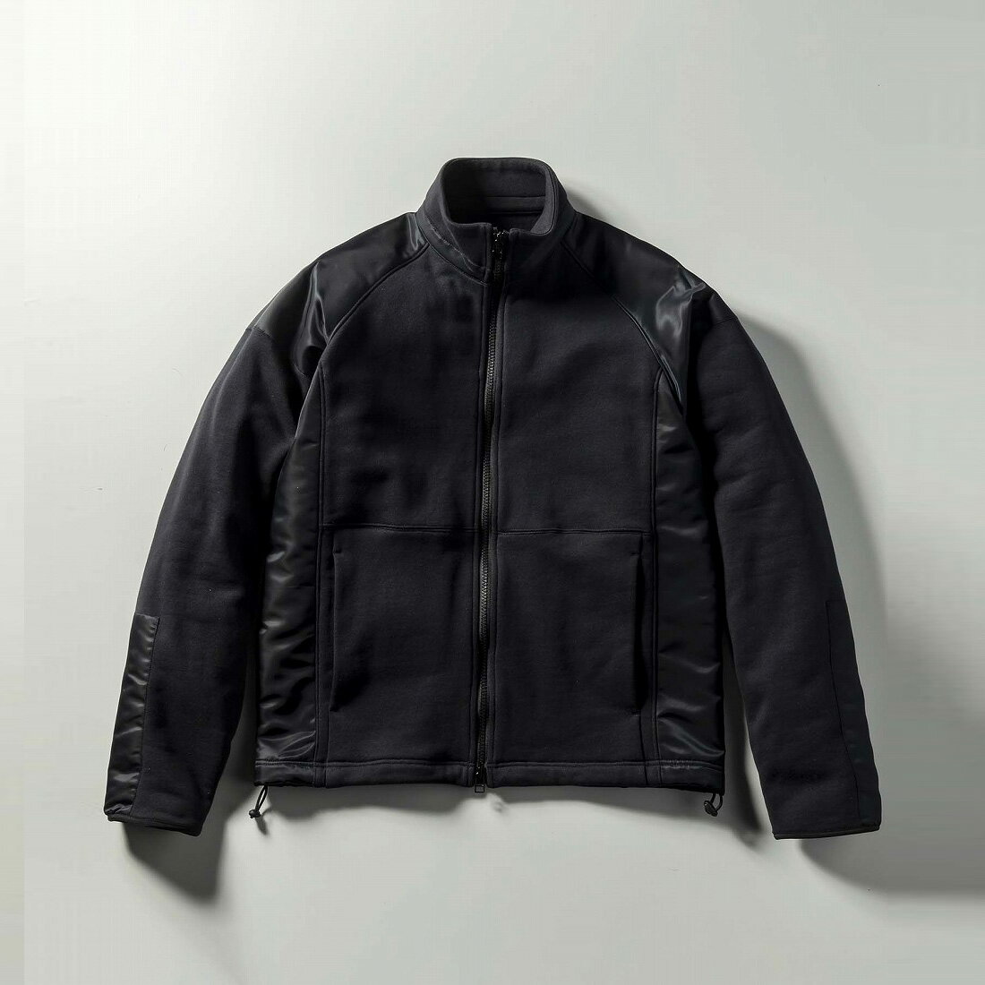 CORDURAナイロンのヘビーウェイトスウェットを使用したジャケット。艶のある素材を切り替えで使用し高級感を演出。細身のシルエットでドレスに着られる一味違う大人のスウェットジャケット。高田朋佳+phenix1952年創業のスキーウェアブランド〈phenix〉から派生したアーバンアウトドアブランド〈+phenix〉より、ファッションクリエイター高田朋佳氏がディレクションを手がけた別注コレクションが登場します。キーワードは「Mix、 Match and Evolve」。バイヤー／ディレクターとして世界各国のファッションに触れ、それらを自由自在に組み合わせてスタイルを提案してきた高田氏。その感性を〈+phenix〉のDNAと掛け合わせて、アーバンアウトドアのさらなる進化を試みました。[型番:POO-22109W]■カラー：black、gray46 約(後着丈63 胸囲110 ゆき丈85)cm48 約(後着丈65 胸囲114 ゆき丈87)cm50 約(後着丈67 胸囲116 ゆき丈89)cmMODEL Height175cm Weight68kg 着用サイズ:48※(　)で表記されている数字はヌードサイズです。ヌードサイズとは衣服を身につけない身体のサイズです。お客様ご自身の身体サイズと比較してお選びください。 ■素材： 本体：綿89％　ナイロン11％　別布：ナイロン100％　ポケット袋布：ポリエステル100％ ■お手入： 手洗い&nbsp;&nbsp;&gt;&gt;商品のお取り扱い方法 ■原産国： 日本製高田朋佳 Heavy Weight CORDURA ジャケット/スウェットジャケット／プラスフェニックス（plus phenix）blackgray画面上と実物では、多少色具合が異なって見える場合がございます。