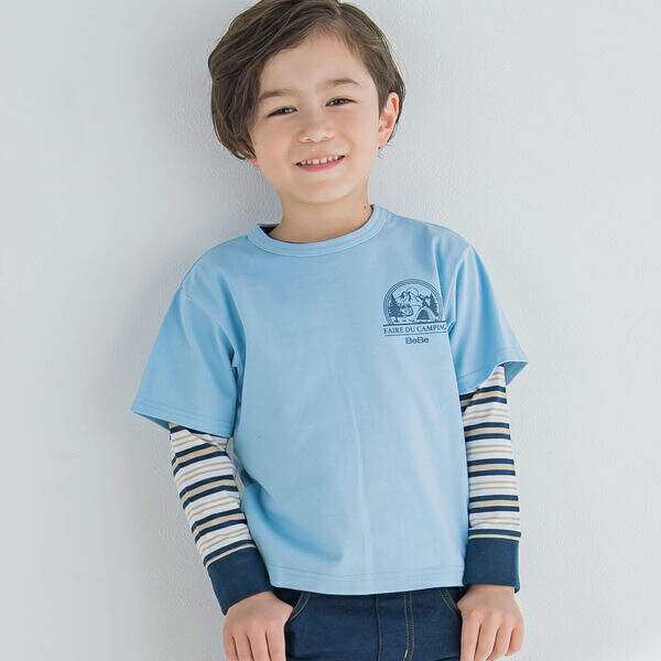 [型番：1102-56005]マルチボーダーの長袖Tシャツとロゴプリント半袖Tシャツの男の子用セットアイテム。メンズライクなカジュアルコーデにぴったりなブルーとグリーンの2色展開。それぞれ単品でもかっこよく着られて、気軽におしゃれなレイヤー...