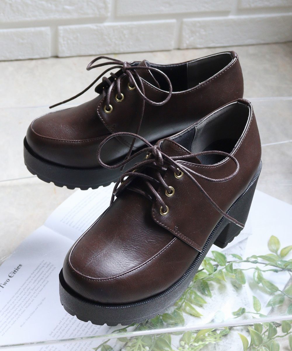 [型番:3060]●甲部分のUチップデザインが特徴の厚底レースアップシューズ。キレイ目カジュアルコーデとの相性よし。Uチップデザインなので強くなりすぎず大人らしい印象に。●インソールにはスポンジが入ってるので踏み心地良く、ライニングはウレタ...