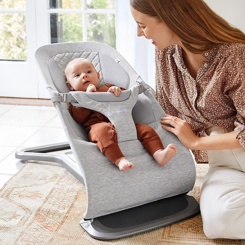 [型番:FTEGEVLBNCLTGRY]抱っこのような心地よさを叶える、エルゴベビーのevolve バウンサー。首すわり前のお子さまを、頭からお尻まで優しくサポートするインサート付き。大きくなったらチェアモードにチェンジして長くお使いいただ...