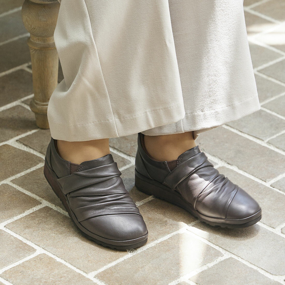 【3E】スクエアトゥドレープスリッポン ／アトリエ（Atelier）