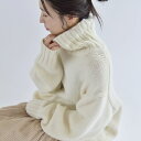 [型番：616050014]2023AWseason thema「a study in chic」-Design-オーバーサイズでリラックス感のあるハイネックプルオーバー。シンプルなデザインながらも存在感のあるアイテムになっています。-Styling-オーバーサイズですが、あえてプリーツスカートやワイドパンツなどのアイテムと合わせ、リラックス感のあるカジュアルなスタイリングもおすすめです。【 quaranciel / カランシエル 】フランス語の「quarante(40)」と「ciel(空)」を掛け合わせた造語。「BASIC TO CHIC（定番をシックに着る）」をコンセプトに、経験を積み重ねて磨かれた大人の女性だからこそ醸し出される、ベーシックながらも上品で洗練されたスタイルを提案。-------------------------------------生地の厚み：厚手伸縮性：無透け感：無光沢感：無水洗い：不可-------------------------------------【スタッフ着用コメント】身長:162cm/体型:普通/普段サイズ:M/着用サイズ:ONE SIZEサイズ感：全体的にオーバーサイズで、着丈や袖も長めのサイズ感です。-------------------------------------詳細着用スタッフ:162cm　着用サイズ:ONE SIZE※EC限定レーベルのため、店舗での展開はございません。※摩擦により毛羽立ちや毛玉が生じやすいため、連続着用はお避けください。※毛玉が発生した際は、毛玉取り器等で除去してください。※屋外での撮影画像は、光の当たり具合で色味が多少異なって見える場合があります。商品の色味は、スタジオでの詳細画像をご参照ください。※末永く愛用頂く為に、アテンションタグ・洗濯ネームを必ずご確認の上、着用又はお取り扱い下さい。※画像の商品はサンプルです。 実際の商品と仕様、加工、サイズが若干異なる場合がございます。‐‐公式Instagramではアイテム動画や新作情報をご覧いただけます‐‐■カラー：オフホワイト、イエローONE SIZE：着丈63 肩幅50 身幅55 そで丈50model：オフホワイト / 156cm 着用サイズ：ONE SIZE model：イエロー / 162cm 着用サイズ：ONE SIZE※(　)で表記されている数字はヌードサイズです。ヌードサイズとは衣服を身につけない身体のサイズです。お客様ご自身の身体サイズと比較してお選びください。 ■素材： 毛66％、 ナイロン34％ ■お手入： &nbsp;&nbsp;&gt;&gt;商品のお取り扱い方法 ■原産国：quaranciel: タートル ビッグ プルオーバー／カランシエル（quaranciel）オフホワイトイエロー画面上と実物では、多少色具合が異なって見える場合がございます。