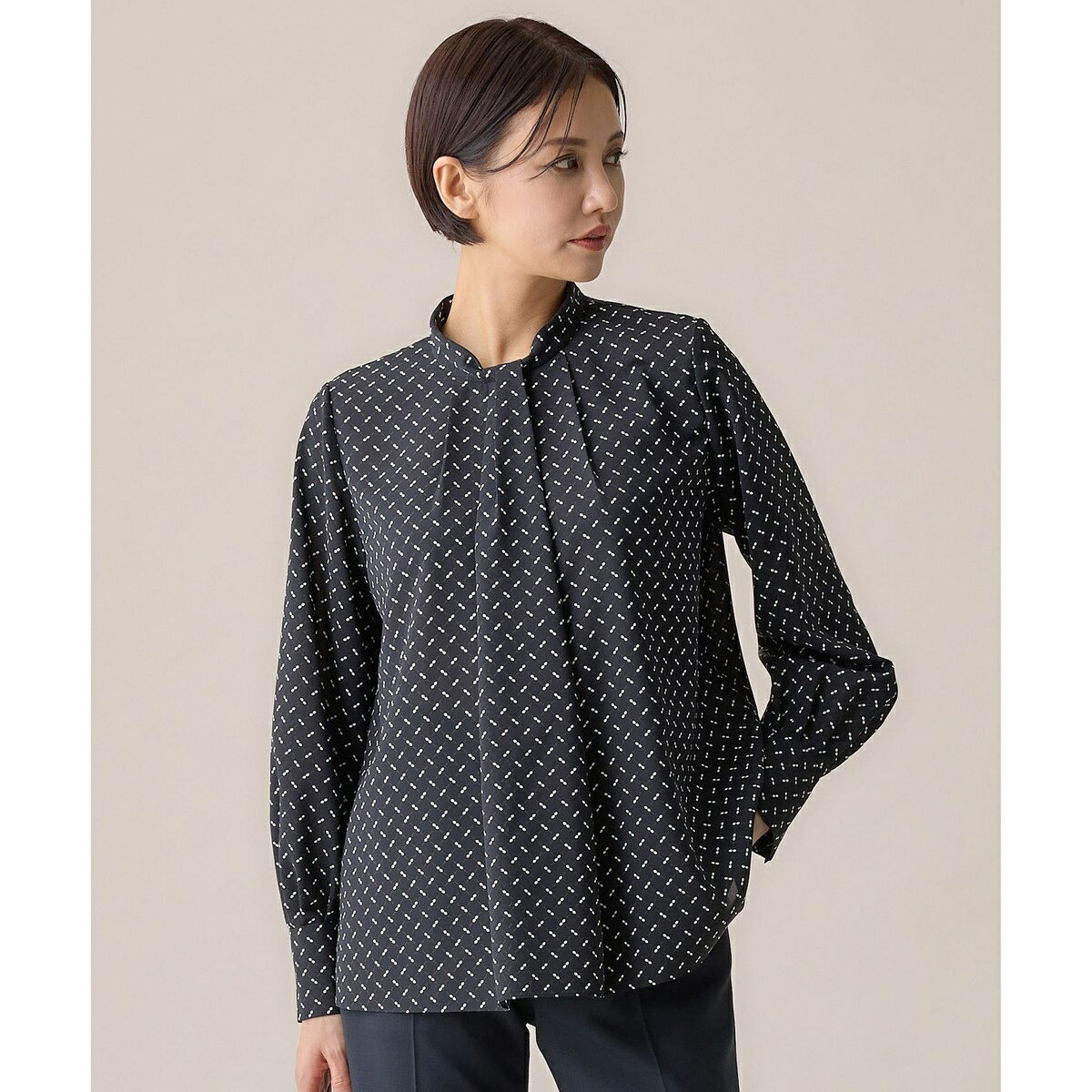 【洗える】ライトサテン ブラウス／自由区（JIYU-KU）