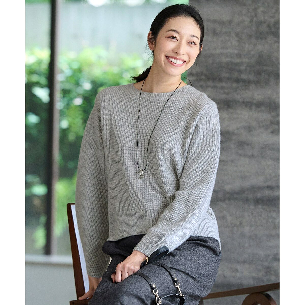 [型番：KRWRSW0552]シンプルで上質なカシミヤ混プルオーバーニット■デザイン冬になると欠かせないミドルゲージニットです。ラフになりすぎない印象で、ゆったりさは残しつつもトレンド感のある少し短め丈に仕上げました。後ろ身頃にウエストをシェイプするようなライン使いや後ろ裾にスリットを入れることで、すっきりと見えるよう工夫を凝らしたデザインです。■素材オーストラリア産ウール原料を使用した膨らみのある紡毛とすっきりとした梳毛糸を撚り合わせることで、スポンディッシュな膨らみと柔らかさの温もりがあります。通常の紡毛糸より毛羽立ちが抑えられ、すっきりとした表情が特徴です。■同素材アイテムハイネックニット(KRWRSW0551)※画像はサンプルを使用している為、実際にお届けする商品と仕様、加工、サイズが若干異なる場合がございます。予めご了承ください。※撮影環境の都合上、実際の商品と色味が異なって見える場合がございます。■カラー：5色展開44：前身頃54.0 後身頃59.1 身幅52.5 ゆき74.0※(　)で表記されている数字はヌードサイズです。ヌードサイズとは衣服を身につけない身体のサイズです。お客様ご自身の身体サイズと比較してお選びください。 ■素材： 羊毛:95%，カシミヤ:5% ■お手入： 手洗い、酸素系漂白剤可、タンブル乾燥不可、自然乾燥、アイロン仕上げ可、ドライ、ウエットクリーニング可&nbsp;&nbsp;>>商品のお取り扱い方法 ■原産国： カンボジア【洗える】ウールカシミヤブレンドプルオーバー ニット／自由区（JIYU-KU）ライトグレーテンダーブルーパーシモンオレンジブラックシャンパンベージュ画面上と実物では、多少色具合が異なって見える場合がございます。