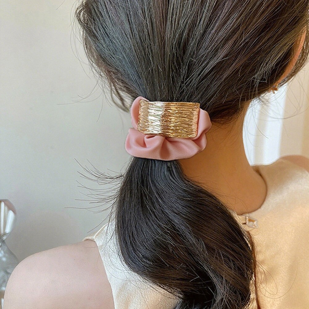 プレート付きシュシュ 大人っぽいヘアゴム／ミニミニストア（miniministore）