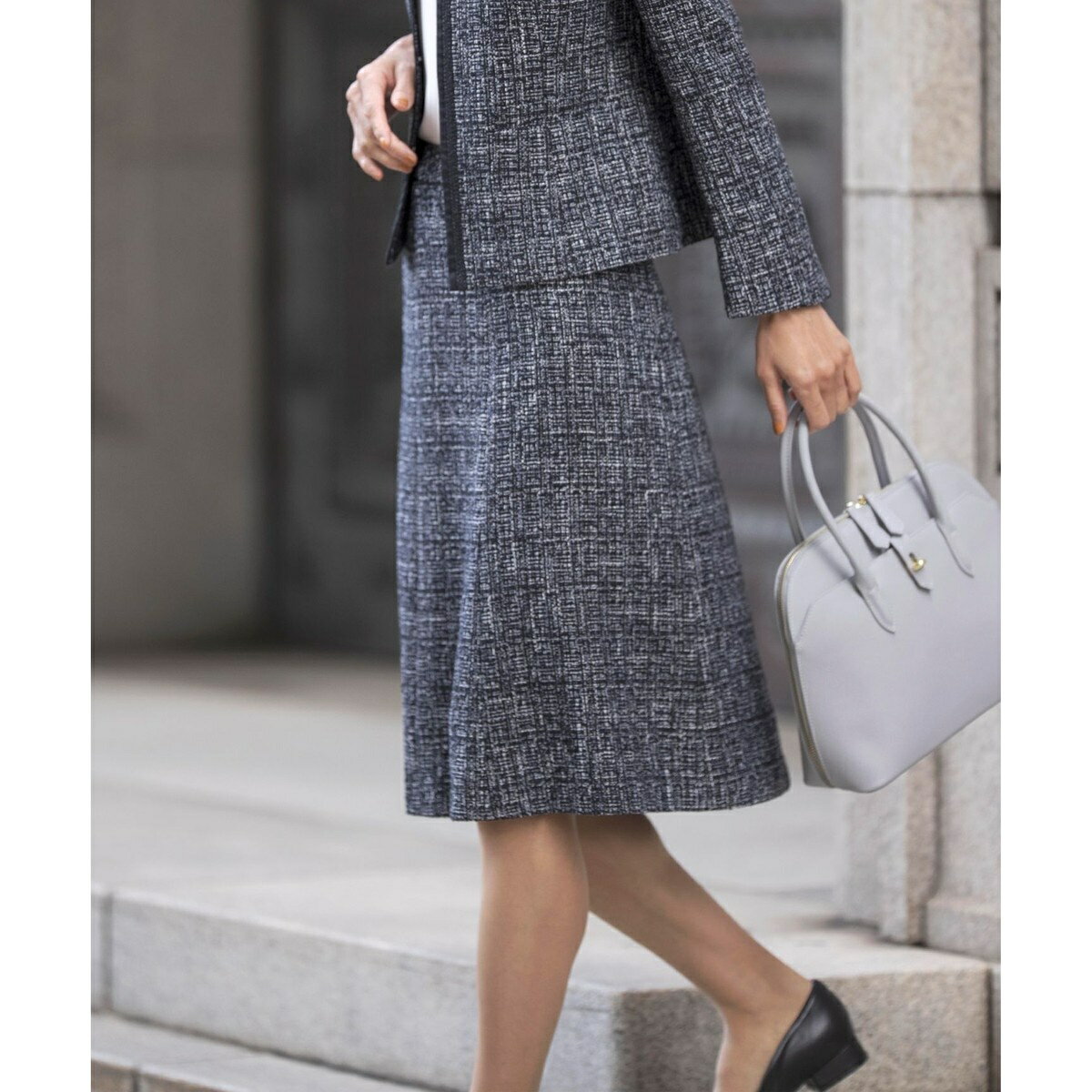 [型番：SKGTCS0050]単品でもセットアップでも！存在感のある華やかな表情のツイードスカート■デザインボディラインを拾い過ぎず、広がりすぎない絶妙なシルエットのスカート。膝の隠れる丈感で、セレモニーシーンにも安心して着ていただけます。...