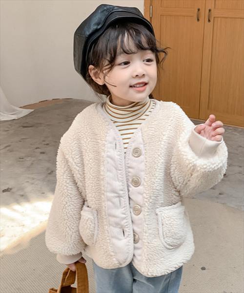 キッズ 長袖ジャケットKIDSキッズファッション100＞140もこもこボアジャケット- UNISEX -もこもこキュート大人顔負けなシンプルでオシャレなボアジャケット！テンション上がるもこもこあったかなアウターで秋冬のオシャレを楽しもう♪・DETAILPOINT・#check1表面は毛足が短めのもこもこボア素材#check2裏地はしっかりあたたかいフリース素材を使用♪#check3フロント左右にうれしいポケット付き！#check4袖口はリブ仕様で腕まくりもしやすいのが◎【商品仕様】・生地の厚さ：厚手・透け感：なし・伸縮性：なし・裏地：あり●サイズは平置きで測定しております。※サイズは、実寸サイズを測っているため多少誤差がでる場合があります。　製造工程の関係上、各採寸箇所実寸(平置き)より【約-3cm〜+3cm】程度は　誤差の許容範囲とさせて頂いておりますので、予めご了承くださいませ。●商品のお色は、照明の関係で実物と多少の違いが生じることがございます。ご了承ください。[型番:kidstops006]■カラー：キナリ、ダークブラウン※(　)で表記されている数字はヌードサイズです。ヌードサイズとは衣服を身につけない身体のサイズです。お客様ご自身の身体サイズと比較してお選びください。 ■素材： 100% ポリエステル ■お手入： 手洗い可&nbsp;&nbsp;&gt;&gt;商品のお取り扱い方法 ■原産国： MADE　IN　CHINAキッズ ノーカラーふんわりフリースボアジャケット／テディショップ（TeddyShop）キナリダークブラウン画面上と実物では、多少色具合が異なって見える場合がございます。