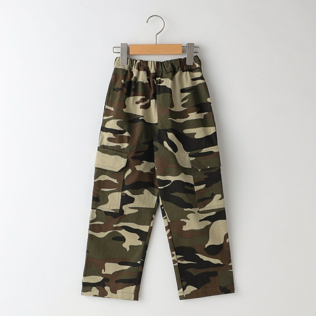 [型番：513150166]耐久性に優れたツイル生地を使用した【THE PARK SHOP】の6ポケットカーゴパンツ。太めのシルエットが旬のリラックススタイルを叶えてくれます。分厚すぎず、薄すぎずの生地感で、オールシーズン着用が可能◎ウエス...