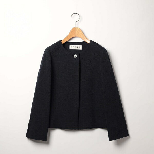 [型番：72242230211]クラシックでエレガントな着こなしを叶えてくれるツィードジャージジャケット。顔まわりをすっきりと見せるノーカラーデザイン。首もとにブランドロゴを刻んだ1つボタンを配し、袖先に向かってさりげなく広がりを持たせたフ...