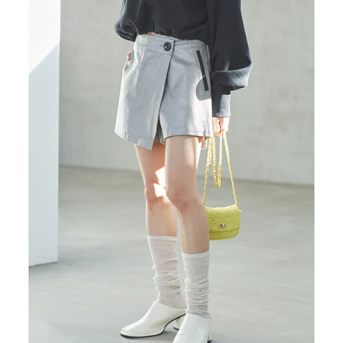 【STAYC/SUMIN着用】箔プリントミニスカパン／ビス（VIS）