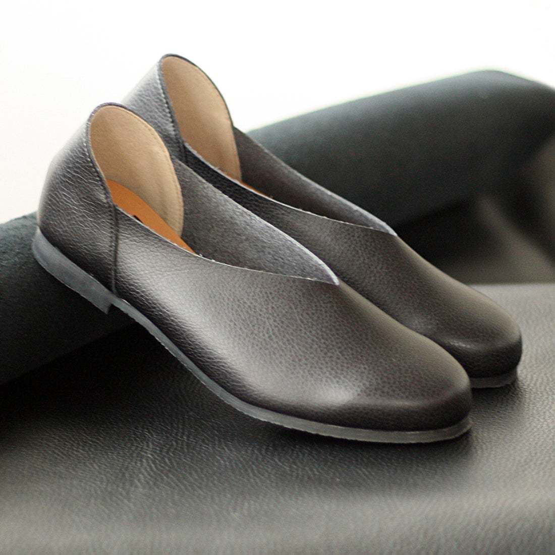 onni ELAMA Vカットバレエシューズ／ハスキー（husky Co.Ltd.）