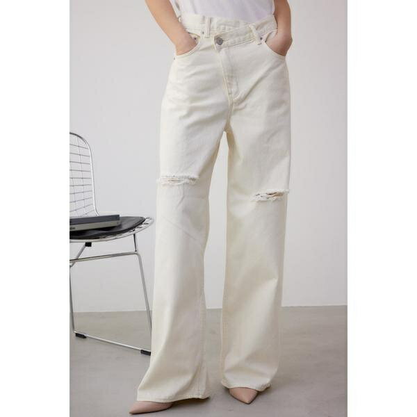 [型番：250HSG11-399C]2024 Spring＆Summer item ・13オンスのノンストレッチ生地を使用。 ・オープンエンド糸を使用しているような、膨らみのある生地が特徴です。 ・ワイドシルエットのダメージデニムです。 ・ゆったりとしたトレンドのワイドレッグにラップディテールのフロントデザイン。 ・ダメージ加工を施し、こなれ感のある雰囲気に仕上げました。 ・前開き部分にデザインがあるので、ショートトップス合わせやタックインでの着用が◎。 ・また、カジュアルなアイテムなのでシャツブラウスやヒール等のレディライクなアイテムとのミックスコーがおすすめ。ワイドデニムYouTube着用アイテム■カラー：IVOY3、L/BLU1S：ウエスト:65||ヒップ:91.7||股上:21.6||股下:72||渡り幅:30.4||裾幅:23.6M：ウエスト:69||ヒップ:95.7||股上:22.1||股下:74||渡り幅:31.6||裾幅:24.2※(　)で表記されている数字はヌードサイズです。ヌードサイズとは衣服を身につけない身体のサイズです。お客様ご自身の身体サイズと比較してお選びください。 ■素材： コットン100 ■お手入： &nbsp;&nbsp;>>商品のお取り扱い方法 ■原産国： 中国AZUL DENIM ダメージラップデニム／アズールバイマウジー（AZUL BY MOUSSY）IVOY3L/BLU1画面上と実物では、多少色具合が異なって見える場合がございます。