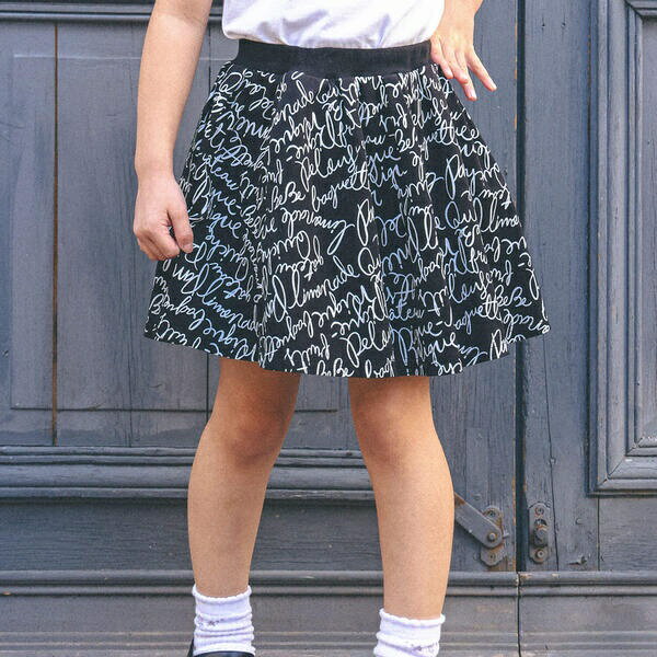 【お揃い】手書き風ロゴ総柄ポンチスカート(90~150cm)／ベベ（BeBe）