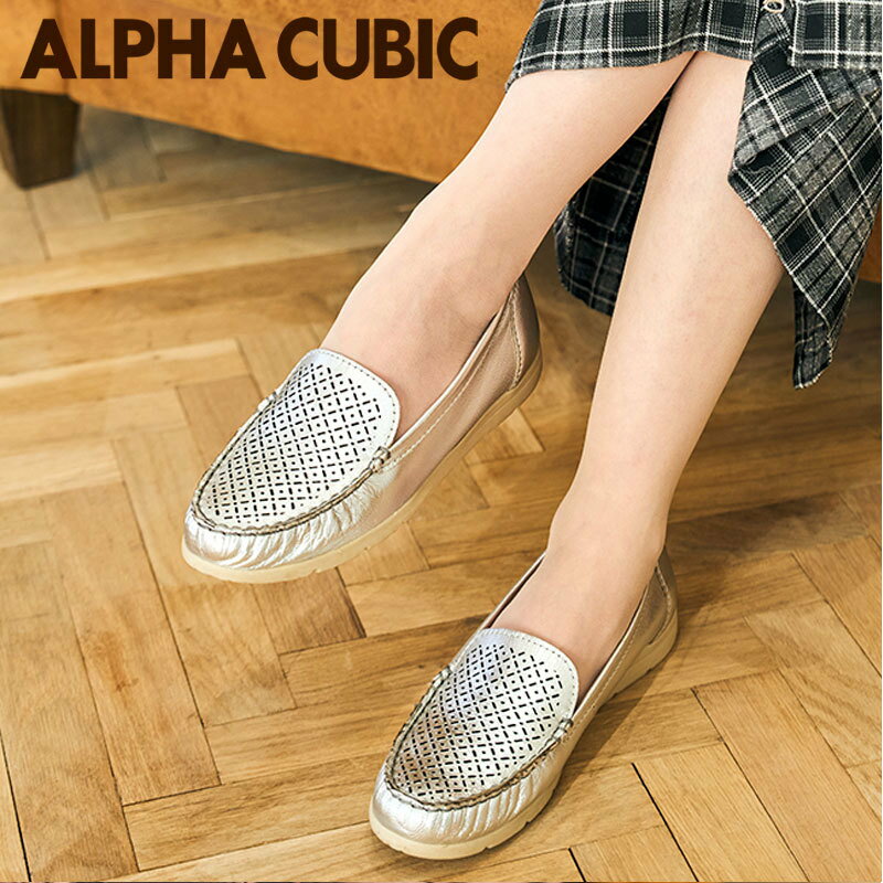 グリッターセレクトのALPHA CUBIC 【本革】モカシンシューズパンチングデザインのモカシン。パンチングの抜け感が春夏にぴったりのデザイン。上質な本革を使用し、履きこむたびに足に馴染みます。きれいめからカジュアルスタイルまで幅広く合わせ...