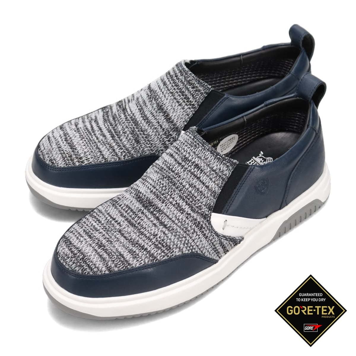 [型番:CB7039G]◇【GORE-TEX】ビークラシック BEE CLASSIC　ゴアテックス エフォートレス・スリッポンカジュアルシューズ◇防水・透湿機能のGORE-TEXファブリクスを使用。水の浸入を防ぐだけではなく、靴内部の蒸れた空気を外に逃がし、足元を常にドライで快適に保つよう設計しています。激しく雨が降る日でも足を濡らすことが無く、また汗の水蒸気が靴の中に蒸れにくい為、足はいつでもドライで快適です。ゴアテック搭載で天候を選ばず、柔らかいレザーアッパーと、日本人の足にフィットするゆったりとしたラストを採用したコレクション 。アウトソールはクッション性、耐久性に優れたIPソールを採用しています。歩行の際の衝撃を吸収し、しっかりとした安定感のある足取りをご提供いたします。■カラー：ブラックコンビ、ネイビーコンビ靴幅：3E相当※(　)で表記されている数字はヌードサイズです。ヌードサイズとは衣服を身につけない身体のサイズです。お客様ご自身の身体サイズと比較してお選びください。 ■素材： 素材：牛革ソフトスムース×ナイロンメッシュ、底材：IPソール ■お手入： &nbsp;&nbsp;>>商品のお取り扱い方法 ■原産国： 中国【GORE-TEX】BEE CLASSIC エフォートレス・スリッポンカジュアルシューズ／マドラス（madras）ブラックコンビネイビーコンビ画面上と実物では、多少色具合が異なって見える場合がございます。