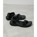 [型番：BHA14140]【Teva / テバ】HYDRATREK SANDAL・再生ポリエステル60%のパディング入りストラップが快適性を向上・速乾性に優れたストラップは、水分を放散し足を快適にキープ。米国Unifi社のREPREVE(R)100％再生ポリエステルウェビングを使用。・面ファスナーで着脱も調整も簡単・凹凸があって滑りにくいトップソールで濡れたときも高い安定感・再生EVA30%のミッドソールは軽量で快適・30%再生スパイダーラバーは、高性能ラバーアウトソール。様々な形のラグが独自設計でデザインされており、水を逃がしグリップ力を発揮。・ぺパーミントをベースとした、Life Natural抗菌技術が臭いの原因となるバクテリアの繁殖を抑えます・サステイナビリティの取り組み：ウェビングは再生プラスチック素材 REPREVE(R)が100％使用、粉砕再生材料のミッドソールとアウトソール・Best for：水辺のアクティビティ【メーカー品番】1150510【JUNサイズ：メーカーサイズ】8：26cm9：27cm10：28cm【JUNカラー：メーカーカラー】01ブラック：ブラック27ベージュ：デザート パルム【Teva / テバ】1984年にアメリカで設立されたブランド。1人の若きリバーガイドが、水辺でも脱げないようにビーチサンダルにアンクルストラップを付け、スポーツサンダルが世界で初めて誕生。アドベンチャー精神からインスパイアされたシンプルで機能的なフットウェアは、アクティブなライフスタイルを送る多くの人々に愛されています。※撮影場所やライティング、お使いのモニター環境によって色の見え方が異なる場合がございます。※商品のカラーは詳細画像の色味をご参照ください。■カラー：ブラック（01）、ベージュ（27）10／cm28 | ヒール48／cm26 | ヒール49／cm27 | ヒール4※(　)で表記されている数字はヌードサイズです。ヌードサイズとは衣服を身につけない身体のサイズです。お客様ご自身の身体サイズと比較してお選びください。 ■素材： ■お手入： &nbsp;&nbsp;&gt;&gt;商品のお取り扱い方法 ■原産国： ベトナム【Teva / テバ】HYDRATREK SANDAL／ジュンレッド（JUNRed）ブラック（01）ベージュ（27）画面上と実物では、多少色具合が異なって見える場合がございます。