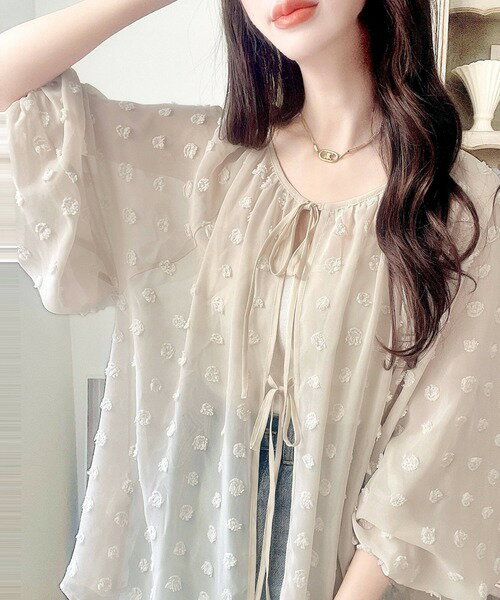 立体的なドット模様が目を惹く一枚。2wayぽんぽんシアーボリュームブラウス／クラシカルエルフ（Classical Elf）のサムネイル