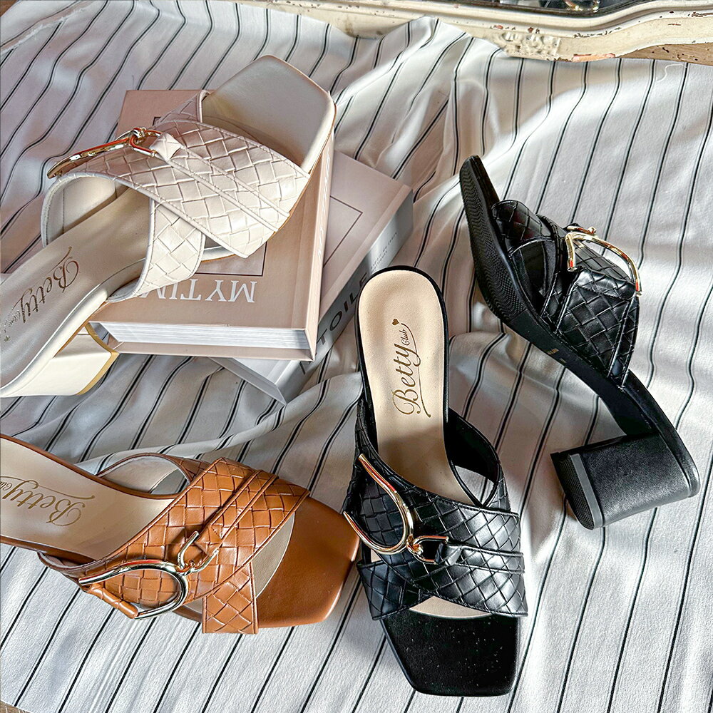 【24春夏新作】スクエアトゥ クロス ビット サンダル／ベティクラブ（BETTYCLUB）