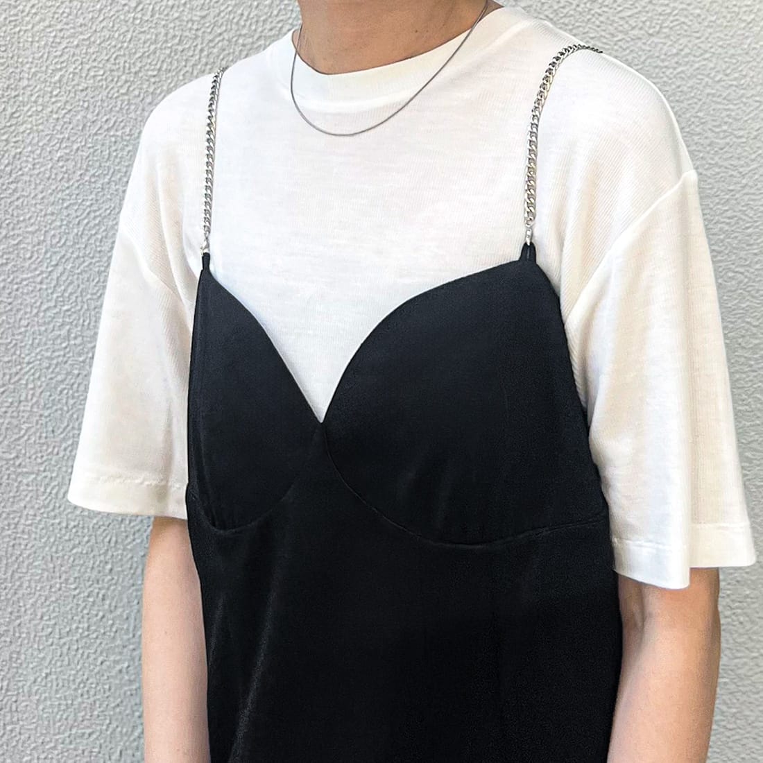 チェーンVネックキャミIラインワンピース／ジュノア（JUNOAH）のサムネイル