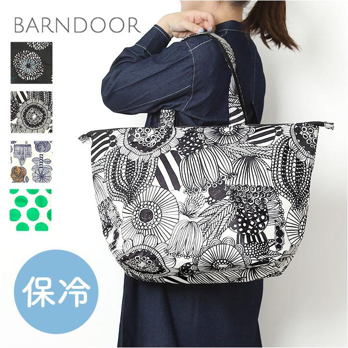 [型番:barnhorei]【ブランド名】 BARNDOOR(バーンドア)【商品名】 BARNDOOR 保冷トートバッグ【メーカー型番】 【商品説明】【お買い物やアウトドアで大活躍】たっぷり入って頼りになる！アルミシート仕様の「BARNDOOR 保冷トートバッグ」。【軽やかな使い心地でノンストレス】サッと持ち出せる軽量なつくり。かさばることなく、体への負担も軽減。【抜群の収納力で心強い味方】マチと横幅がしっかりあり、2Lペットボトルなどもラクラク収納。【開閉スムーズ、安心の天ファスナー】ガバっと開いて取り出しやすく、中身の飛び出しをガード。【生鮮食品や冷凍類の持ち運びも安心】内側に簡易保冷効果のある、アルミシートを使用。開口部を閉じれば冷気を逃さない♪【小物が入る嬉しいポケット付き】内側にポケットを1つ配置。バッグの中で迷子にならず、サクッと取り出しOK。【荷物が重くなっても大丈夫】ハンドルは肩掛けできるよう長めに設計。幅を広めにすることで、肩に食い込みにくい！【荷物にならず持ち運びスマート】折りたたんで付属のポーチにIN。スリムにまとまり、バッグに収納しやすいのがポイント。【コーデにアクセントをプラス】シンプルコーデに映える、大きめの絵柄プリント。ギフトにもぴったりなおしゃれデザイン。【ポケット仕様】内側：オープンポケット×1■カラー：3-2.北欧、3-3.モノフラ、3-1.ダリア【バッグ本体】[縦]約35cm／[上部横幅]約53cm／[底部横幅]約34.5cm[マチ]約21cm／[持ち手]約54cm【収納時】[縦]約22cm／[横]約27cm／[厚さ]約3cm※サイズは当店計測の実寸サイズです。実際の商品ならびにメーカー表記サイズとは多少の誤差が生じる場合がございます。あらかじめご了承ください。※(　)で表記されている数字はヌードサイズです。ヌードサイズとは衣服を身につけない身体のサイズです。お客様ご自身の身体サイズと比較してお選びください。 ■素材： ■お手入： &nbsp;&nbsp;>>商品のお取り扱い方法 ■原産国：BARNDOOR バーンドア 保冷 トートバッグ 通販 保冷バッグ 保冷バック 肩掛け トート／バックヤードファミリー（BACKYARD FAMILY）3-2.北欧3-3.モノフラ3-1.ダリア3-4.ドットGREEN画面上と実物では、多少色具合が異なって見える場合がございます。