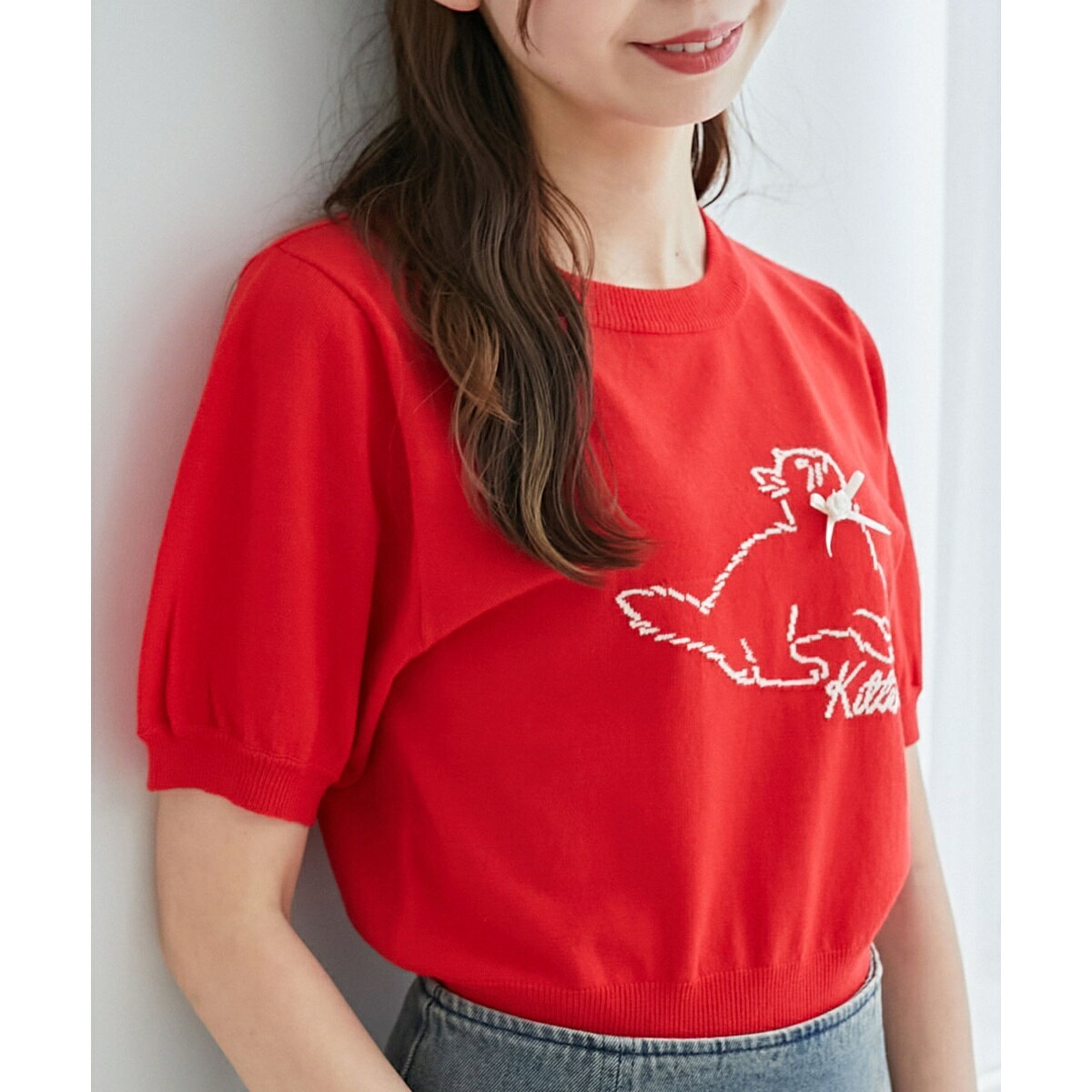 [型番：1047029800]キュートな猫柄に心惹かれるニット■デザイン可愛らしさ引き立つ配色カラーの小花と猫の組合せがポイント。パフスリーブとさらりとした糸感で、暑い時期にも秋気分を取り入れやすい作りになっています。太めのリブが裾に入っているので、お好みでイン・アウトどちらでもお楽しみいただけます。■サイズ感コンパクトな形ですが、ニットで伸縮性がある為、楽に着用していただけます。■スタイリングトレンドのプリーツミニスカートで合わせていただくのが一押し。デニムパンツでカジュアルMIXな着こなしもおすすめです！・・・・・・・・・・・・・・・・・・・・・・透け感：ややあり(アイボリー)裏地：なし伸縮性：あり光沢感：なし生地の厚さ：薄手・・・・・・・・・・・・・・・・・・・・・・■商品のお気に入り登録 再入荷通知やのこりわずか、お得なプライスダウンの情報も受け取ることができます。ぜひご登録ください◎※サンプルでの撮影の為、製品と仕様が異なる場合がございます。■カラー：レッド、アイボリー、ブラックM： バスト78cm/着丈41cm/肩幅32cm/袖丈23cm/袖口11cm※(　)で表記されている数字はヌードサイズです。ヌードサイズとは衣服を身につけない身体のサイズです。お客様ご自身の身体サイズと比較してお選びください。 ■素材： 本体/レーヨン70％　ポリエステル30％　リボン/ポリエステル100％ ■お手入： 手洗い可　ドライクリーニング可　陰干し&nbsp;&nbsp;>>商品のお取り扱い方法 ■原産国： 中 国 製キャットジャカード半袖ニット／マジェスティックレゴン（MAJESTIC LEGON）レッドアイボリーブラック画面上と実物では、多少色具合が異なって見える場合がございます。