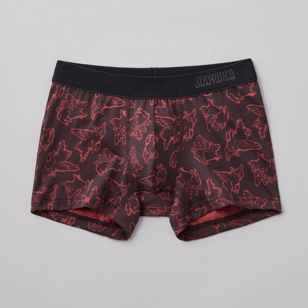 [型番:BWE116A]ジャカード編みのデザイン: 生地自体の編み方をコントロールすることで柄を表現する「ジャカード編み」を採用。上品で繊細なニュアンスのある表情が特徴です。ピッグスフライ柄: 遊び心のある「空飛ぶ豚（Pigs Fly）」のデザインが施されています。素材構成: 本体はポリエステル50%、ナイロン35%、ポリウレタン15%の混紡素材で、ストレッチ性に優れています。前とじ仕様: フロント部分は開かない「前とじ」タイプです。フィット感: 身体にフィットするボクサーブリーフタイプで、日常の動きを妨げない快適な着用感を提供します。■カラー：レツド※(　)で表記されている数字はヌードサイズです。ヌードサイズとは衣服を身につけない身体のサイズです。お客様ご自身の身体サイズと比較してお選びください。 ■素材： 本体：ポリエステル50％　ナイロン35％　ポリウレタン15％腰ゴム部：ポリエステル50％　ナイロン45％　ポリウレタン5％ ■お手入： &nbsp;&nbsp;>>商品のお取り扱い方法 ■原産国：【BODYWILD】ボクサ−パンツ／ボディワイルド（BODY WILD）レツド画面上と実物では、多少色具合が異なって見える場合がございます。