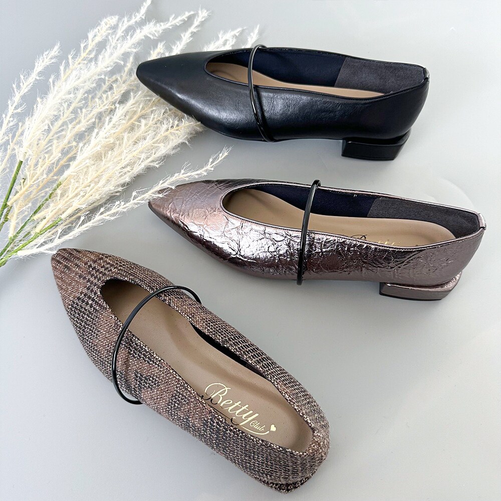 【24秋冬新作】ローヒール ストラップパンプス／ベティクラブ（BETTYCLUB）