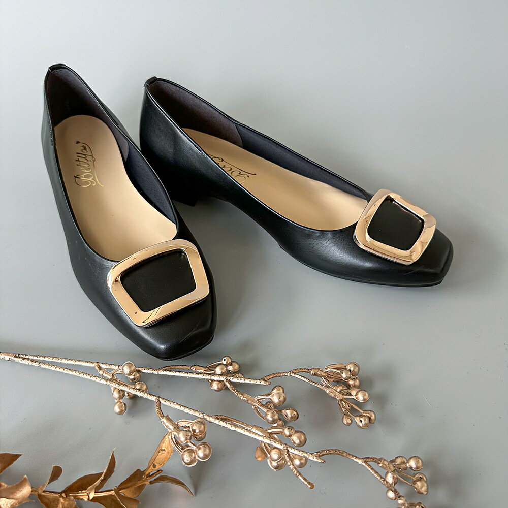 【25定番商品】スクエアバックル ローヒールパンプス／ベティクラブ（BETTYCLUB）