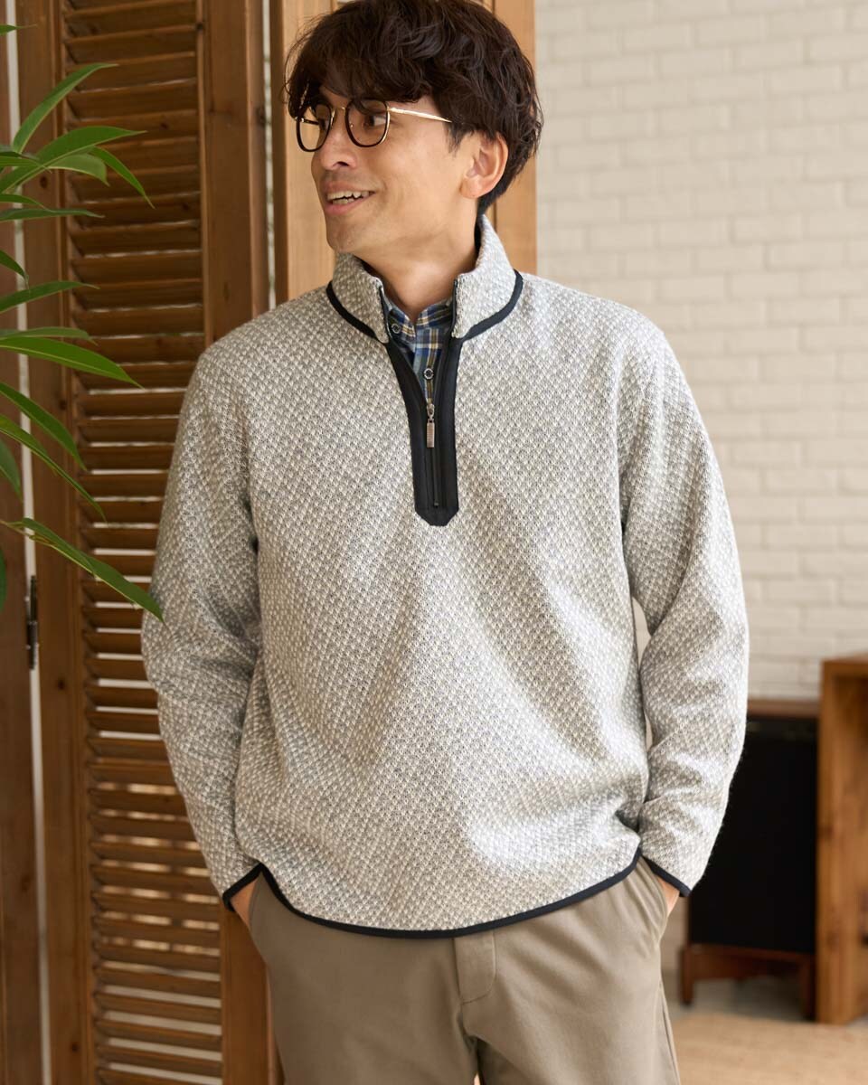 [型番:314QE422]表情のある幾何学模様のハーフZIPスウェットです。表側はジャカード生地、裏側は天竺生地をボンディングしています。ニットのような見た目ですが、家庭洗濯が可能でお手入れのしやすさが特徴です。モデル身長：180cm　着用サイズ：Lサイズ■カラー：ライトグレー、ネイビーSIZE表Msize 肩幅47　胸囲109　袖丈59　着丈65Lsize 肩幅49　胸囲115　袖丈60　着丈71LLsize 肩幅51　胸囲121　袖丈61　着丈74※(　)で表記されている数字はヌードサイズです。ヌードサイズとは衣服を身につけない身体のサイズです。お客様ご自身の身体サイズと比較してお選びください。 ■素材： 本体表側 アクリル 100％うら側 ポリエステル 100％パイピング部分 ポリエステル 85％ ナイロン 10％ ポリウレタン 5％ ■お手入： &nbsp;&nbsp;>>商品のお取り扱い方法 ■原産国： ベトナム製ハーフZIPスウェット／ゴールデンベア（GOLDENBEAR）ライトグレーネイビー画面上と実物では、多少色具合が異なって見える場合がございます。