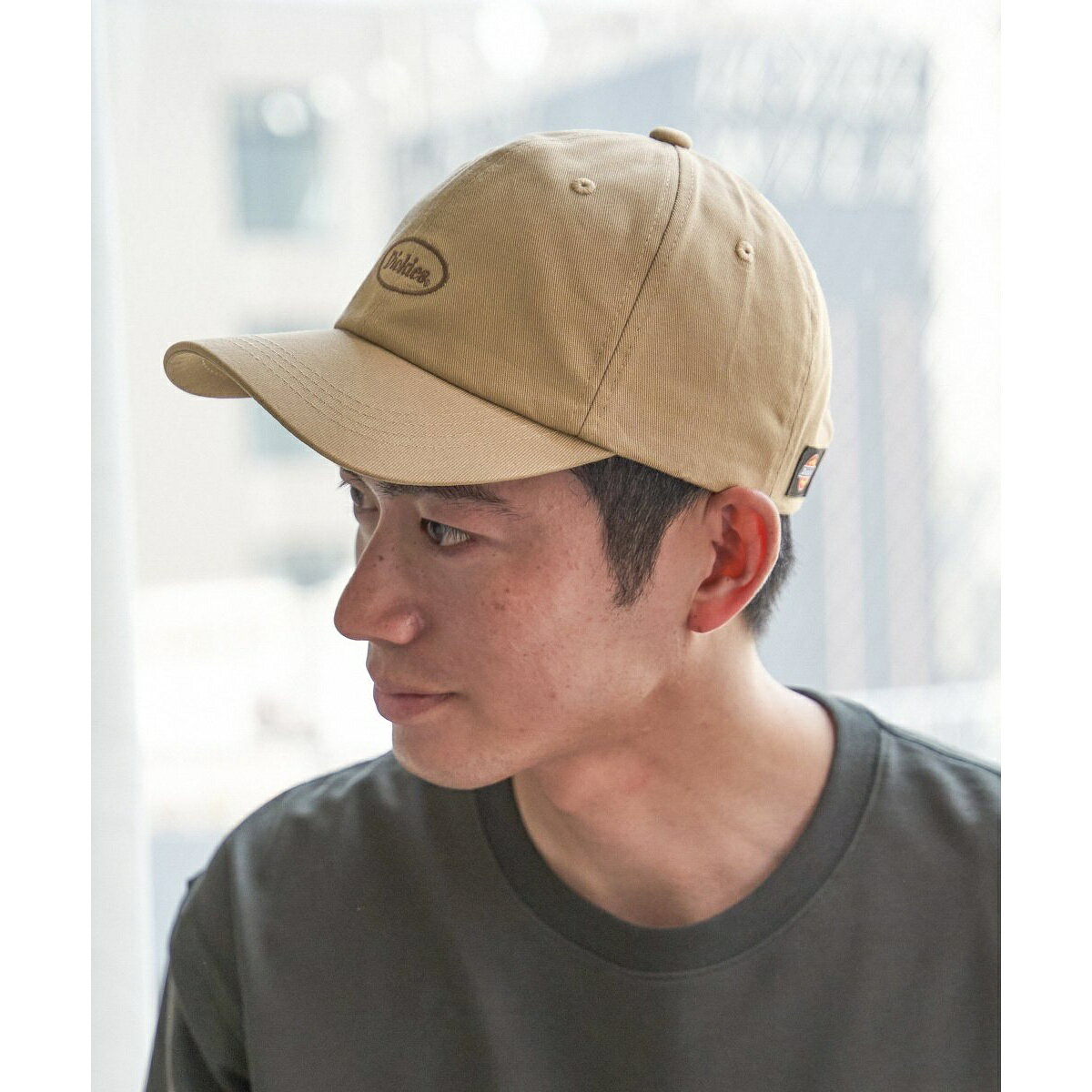 [型番：11910968]オールシーズン使えるコットンツイルの Dickies（ディッキーズ）ロゴ刺繍キャップ。ボディカラーと馴染むロゴ刺繍でシンプルにかぶることができます。【素材】ハリ感のあるツイル素材。【デザイン】ロゴ刺繍がポイントの万能型のベースボールキャップ。【ikkaポイント】シンプルなデザインでどんなコーディネイトにも合わせやすく、洗濯可能なのでマルチに活躍します。ロゴ刺繍のデザインは ikka オリジナル。■カラー：ベージュ、グレー、ブラック、ネイビーブルー■FREE頭まわり:58/ツバ:7/高さ:14※(　)で表記されている数字はヌードサイズです。ヌードサイズとは衣服を身につけない身体のサイズです。お客様ご自身の身体サイズと比較してお選びください。 ■素材： コットン100% ■お手入： 手洗い可&nbsp;&nbsp;>>商品のお取り扱い方法 ■原産国： 中国Dickies ディッキーズ ロゴ刺繍キャップ／イッカ（ikka）ベージュグレーブラックネイビーブルー画面上と実物では、多少色具合が異なって見える場合がございます。