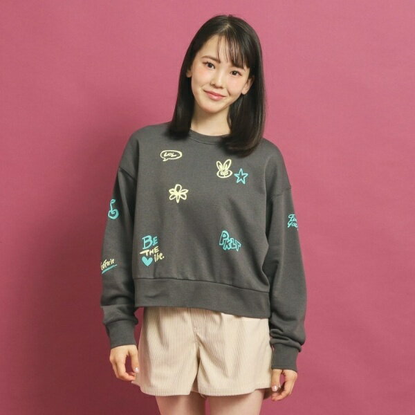 落書き風プリント短丈プルオーバー／ピンクラテ（PINK-latte）