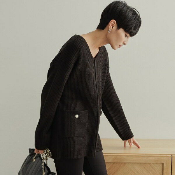 金ボタン付ポケットVネックニット【洗濯機洗い可】／オペークドットクリップ（OPAQUE.CLIP）