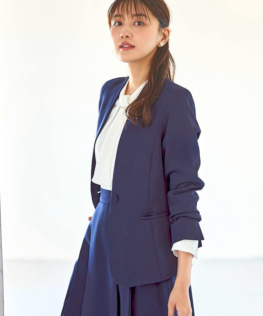 【洗える/ストレッチ】楽ちんベーシックスーツ ノーカラージャケット/タックフレアスカート／ルイルエブティック（RUIRUE BOUTIQUE） 2