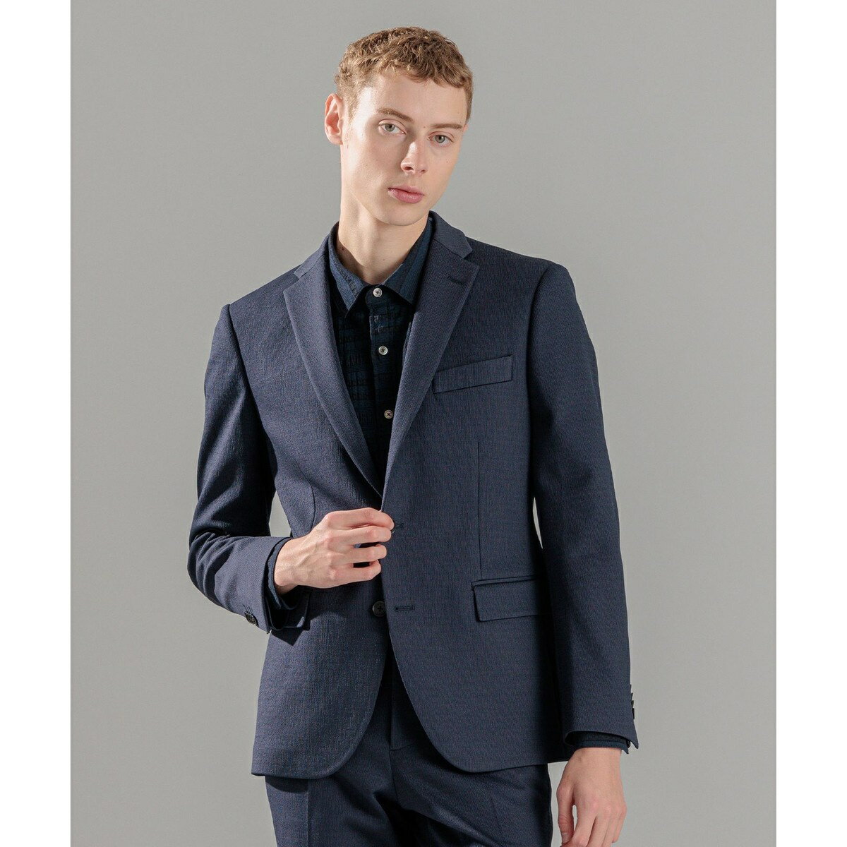 [型番：JKJHGS0002]ウーブンジャガード　ジャージー ジャケットジャージー素材のセットアップジャケット2025年SSモデル■デザインベーシック2Bテーラードジャケット。ウエストシェイプの効いたスッキリシルエット。・胸ポケット：箱腰　・ポケット：フラップ 　・ベント：センター 　・袖：開き見せ仕様 　・裏地：背抜き■素材尾州で作成した一見織物の様な見え方を表現したジャージー素材。光沢あるポリエステル糸でツイード調の柄をジャガード表現で意匠性を持たせている。■スタイリング抜群のストレッチ性とジャージーには見えない上品な生地感で、ビジネスからカジュアルまで幅広く活躍。※画像はサンプルを使用しているため、実際にお届けする商品と仕様やサイズが異なる場合がございます。※画像の商品はサンプルです。実際の商品と色味、仕様、加工、サイズ、素材等が若干異なる場合がございます。※照明の関係により、実際よりもやや明るく見える場合がございます。またパソコンなどの環境により、若干製品と画像のカラーが異なる場合もございます。予めご了承くださいませ。■カラー：ネイビー系、ブラック系46：着丈70.0 身幅48.5 肩幅45.5 ウエスト87.0 そで丈60.5 袖(二の腕)幅18.0 背抜きor総裏or裏無し背抜き\n44：着丈67.5 身幅45.5 肩幅44.0 ウエスト82.0 そで丈60.0 袖(二の腕)幅18.0 背抜きor総裏or裏無し背抜き\n48：着丈72.0 身幅49.5 肩幅47.0 ウエスト90.0 そで丈61.5 袖(二の腕)幅19.0 背抜きor総裏or裏無し背抜き\n50：着丈74.0 身幅51.5 肩幅48.0 ウエスト96.0 そで丈62.5 袖(二の腕)幅19.0 背抜きor総裏or裏無し背抜き\n52：着丈76.0 身幅53.5 肩幅4※(　)で表記されている数字はヌードサイズです。ヌードサイズとは衣服を身につけない身体のサイズです。お客様ご自身の身体サイズと比較してお選びください。 ■素材： [表地]綿:50%，ポリエステル:48%，ポリウレタン:2%[裏地]ポリエステル[袖裏]キュプラ ■お手入： 洗濯不可、漂白不可、タンブル乾燥不可、アイロン仕上げ可、ドライ、ウエットクリーニング不可&nbsp;&nbsp;&gt;&gt;商品のお取り扱い方法 ■原産国： 中国ウーブンジャガード　テーラードジャケット／ジョゼフ オム（JOSEPH HOMME）ネイビー系ブラック系画面上と実物では、多少色具合が異なって見える場合がございます。