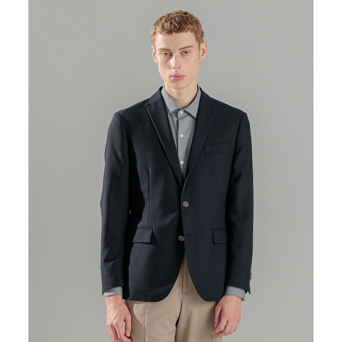 [型番：JKJHGS0102]ホップサックストレッチ＆nbsp; ＆nbsp;ジャケットライトブレザージャケット2025年SSモデル■デザインベーシック2Bテーラードジャケット。ウエストシェイプの効いたスッキリシルエット。・胸ポケット：箱腰　・ポケット：フラップ 　・ベント：センター 　・袖：開き見せ仕様 　・裏地：背抜き■素材ウールポリエステルのホップサック。軽量、ストレッチ、シワにならない3拍子揃った機能的なジャケット。■スタイリングベーシックなネイビージャケットは幅広くコーディネートでき、ビジネスからカジュアルまで活躍。※画像はサンプルを使用しているため、実際にお届けする商品と仕様やサイズが異なる場合がございます。※画像の商品はサンプルです。実際の商品と色味、仕様、加工、サイズ、素材等が若干異なる場合がございます。※照明の関係により、実際よりもやや明るく見える場合がございます。またパソコンなどの環境により、若干製品と画像のカラーが異なる場合もございます。予めご了承くださいませ。■カラー：ネイビー系44：着丈68.0 身幅47.5 肩幅43.5 ウエスト84.0 そで丈59.5 袖(二の腕)幅17.0 背抜きor総裏or裏無し背抜き\n46：着丈70.0 身幅48.6 肩幅45.8 ウエスト86.0 そで丈61.0 袖(二の腕)幅18.0 背抜きor総裏or裏無し背抜き\n48：着丈72.0 身幅51.0 肩幅46.0 ウエスト93.0 そで丈62.5 袖(二の腕)幅18.5 背抜きor総裏or裏無し背抜き\n50：着丈73.5 身幅53.0 肩幅48.0 ウエスト97.2 そで丈63.5 袖(二の腕)幅19.0 背抜きor総裏or裏無し背抜き\n52：着丈75.5 身幅55.0 肩幅4※(　)で表記されている数字はヌードサイズです。ヌードサイズとは衣服を身につけない身体のサイズです。お客様ご自身の身体サイズと比較してお選びください。 ■素材： [表地]ポリエステル:60%，毛:40%[裏地]ポリエステル[袖裏]キュプラ ■お手入： 洗濯不可、漂白不可、タンブル乾燥不可、アイロン仕上げ可、ドライ、ウエットクリーニング不可&nbsp;&nbsp;&gt;&gt;商品のお取り扱い方法 ■原産国： 中国ホップサックストレッチ ジャケット ／ジョゼフ オム（JOSEPH HOMME）ネイビー系画面上と実物では、多少色具合が異なって見える場合がございます。