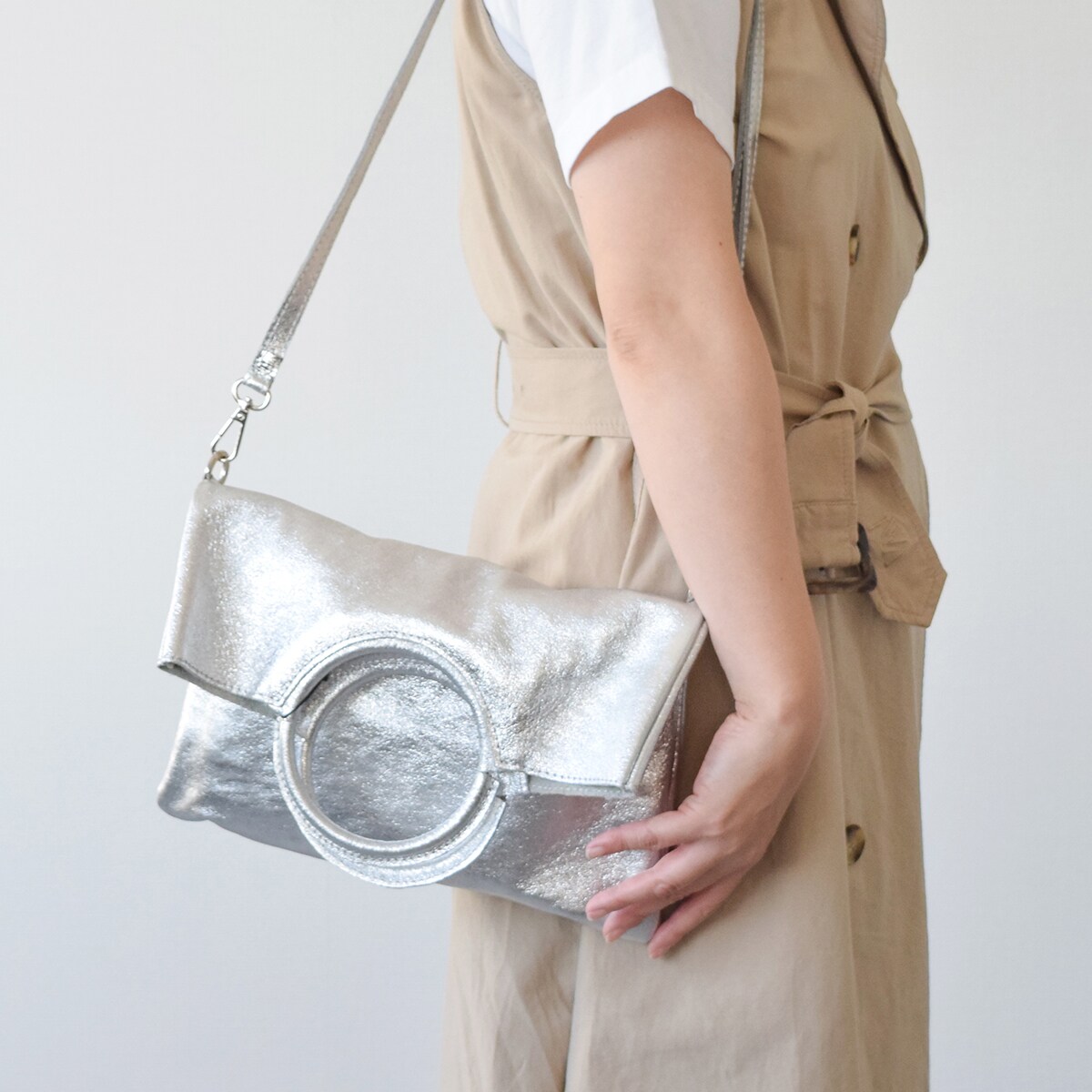 Andrea Cardone◆ラウンドハンドルメタリックレザーバッグ／アンドレアカルドネ（Andrea Cardone）