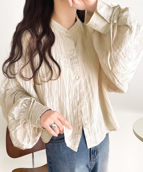 上品な抜け感と自由なアレンジ叶う。2wayカラー袖シャーリングシアー素材シャツブラウス（長袖）／クラシカルエルフ（Classical Elf）