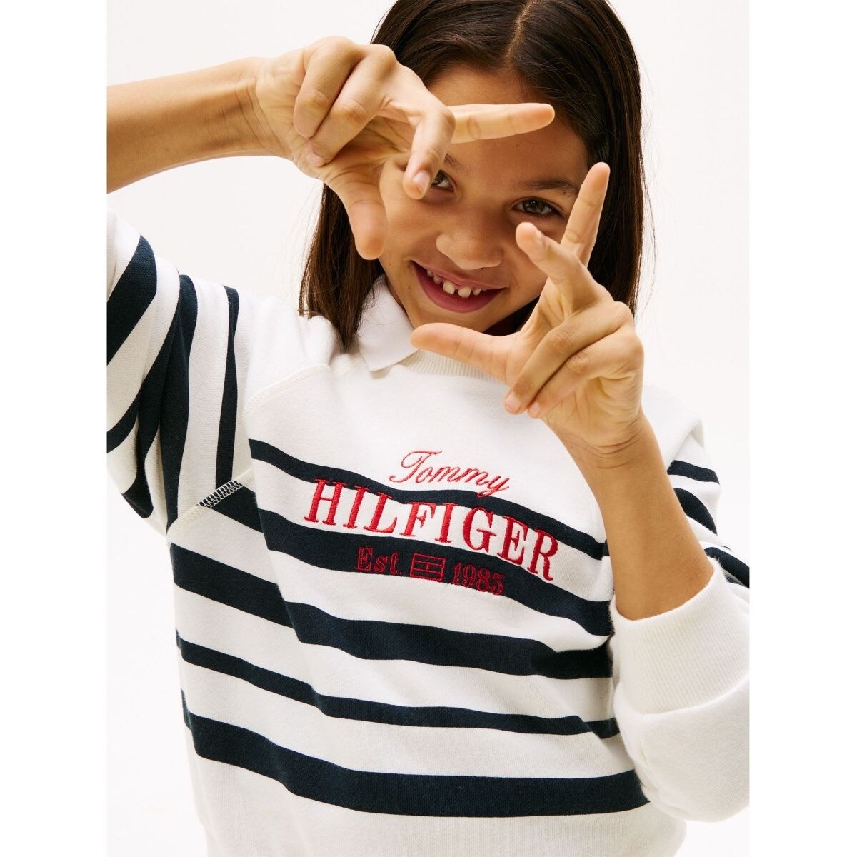 GIRLS トミースクリプトクルーネックトレーナー／トミー ヒルフィガー（Tommy Hilf...