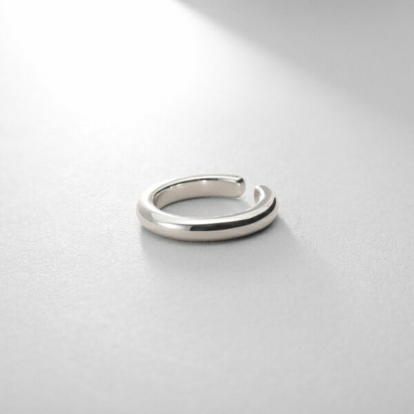 [型番：76781265]洗練されたラウンドデザインのイヤーカフ。程よい丸みが光を受けて絶妙な反射を生み出し、シンプルな装いでも存在感を引き立てます。シンプルなスタイリングに合わせるだけでトレンド感のあるコーディネートに。同デザインのゴール...