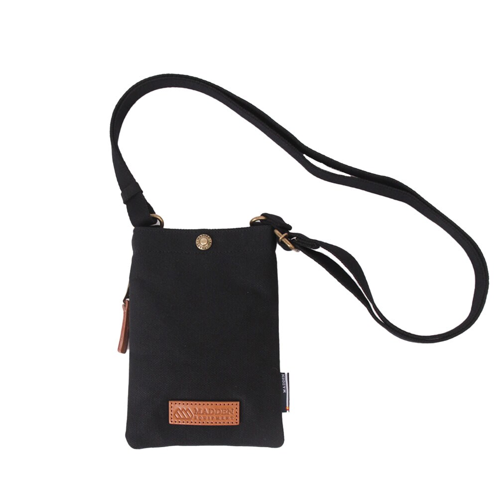 [型番:EQHY01]【MADDEN EQUIPMENT】メデン イクイップメントからスマホの収納にピッタリなミニショルダーが登場。小さめで身軽にお出かけできるミニショルダー。サイドの縦ファスナーは鍵などの小物の出し入れに最適。ショルダー部分は長さ調節が可能なので気分に合わせて肩掛けや斜め掛け、ネックショルダーなど使い分けが可能です。シンプルなデザインなので男女問わずお使い頂けます。■カラー：クロ、グレー、カーキ、キナリサイズ：W14cm×H19.5cm×D1cm重さ：約160g仕様：【外側】サイドファスナーポケット×1【内側】オープンポケット×2※(　)で表記されている数字はヌードサイズです。ヌードサイズとは衣服を身につけない身体のサイズです。お客様ご自身の身体サイズと比較してお選びください。 ■素材： 表地：コットン ■お手入： &nbsp;&nbsp;>>商品のお取り扱い方法 ■原産国：【MADDEN EQUIPMENT】サコッシュ／メデン イクイップメント（MADDEN EQUIPMENT）クログレーカーキキナリ画面上と実物では、多少色具合が異なって見える場合がございます。
