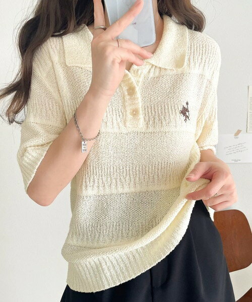 カジュアルコーデを格上げする。ワンポイント刺繍ブークレポロニットトップス(半袖)／クラシカルエルフ（Classical Elf）