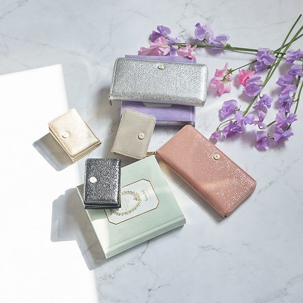 メタリッククラック調型押し　三つ折りミニ財布／マーキュリーデュオ（MERCURYDUO ）