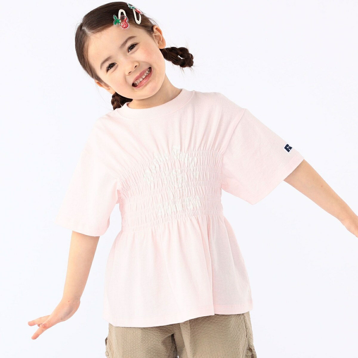 [型番：512312649]【RUSSELL ATHLETIC】にSHIPS KIDSが別注した、ギャザーをたっぷりと施したロゴTEE【素材特性】空気の力を使って繊維を撚り合わせた糸を使用することで、繊維の中に空気が含まれ、高い吸湿速乾性を実現。ドライな肌触りで暑い夏にも快適な着心地です。【デザイン】Marble Turtles Athletic CLUBという架空の体操クラブのロゴマークをプリントしたカレッジTEEに、たっぷりとギャザーを施して女の子らしさをプラスしました♪左腕部には、別注ではおなじみのアイコン、ネイビーのイーグルマーク（通常はブルー×レッド）を施し、細部の仕様にもこだわりました。【スタイリング/シーン】春夏にぴったりの爽やかなベースカラーに、胸元のギャザーが目を引く一枚！シンプルになりがちな、夏のコーディネートの主役になる便利なアイテムです。衿はリブ編みを採用し、しっかりとした作りなので、デイリーユースにもおすすめです◎【RUSSELL ATHLETIC（ラッセル・アスレティック）】1902年創業のファクトリーをルーツとし、メジャーリーグや一部のアメリカンフットボールチームのユニフォームを製造していたこともある、由緒正しい老舗スポーツウエアブランドです。【対象カテゴリー：トドラー/TODDLER】【注意事項】※末永く愛用頂く為に、アテンションタグ・洗濯ネームを必ずご確認の上、着用又はお取り扱いください。※撮影環境による光の当たり具合やパソコン・スマートフォンなどの閲覧環境によって、実際の色味と異なって見える場合があります。　商品の色味は商品単体で撮影した画像をご参照ください。※画像の商品はサンプルです。　実際の商品と仕様、加工、サイズが若干異なる場合がございます。■カラー：ピンク、ライトブルー100：着丈43 肩幅34 身幅23〜46 そで丈14110：着丈46 肩幅36 身幅25〜48 そで丈15120：着丈49 肩幅38 身幅27〜50 そで丈16130：着丈52 肩幅40 身幅29〜52 そで丈17model：ピンク / 115cm 着用サイズ：120 model：ライトブルー / 115cm 着用サイズ：120※(　)で表記されている数字はヌードサイズです。ヌードサイズとは衣服を身につけない身体のサイズです。お客様ご自身の身体サイズと比較してお選びください。 ■素材： コットン100% ■お手入： &nbsp;&nbsp;>>商品のお取り扱い方法 ■原産国：【SHIPS KIDS別注】RUSSELL ATHLETIC:100〜130cm/ ギャザープリント／シップス（SHIPS）ピンクライトブルー画面上と実物では、多少色具合が異なって見える場合がございます。