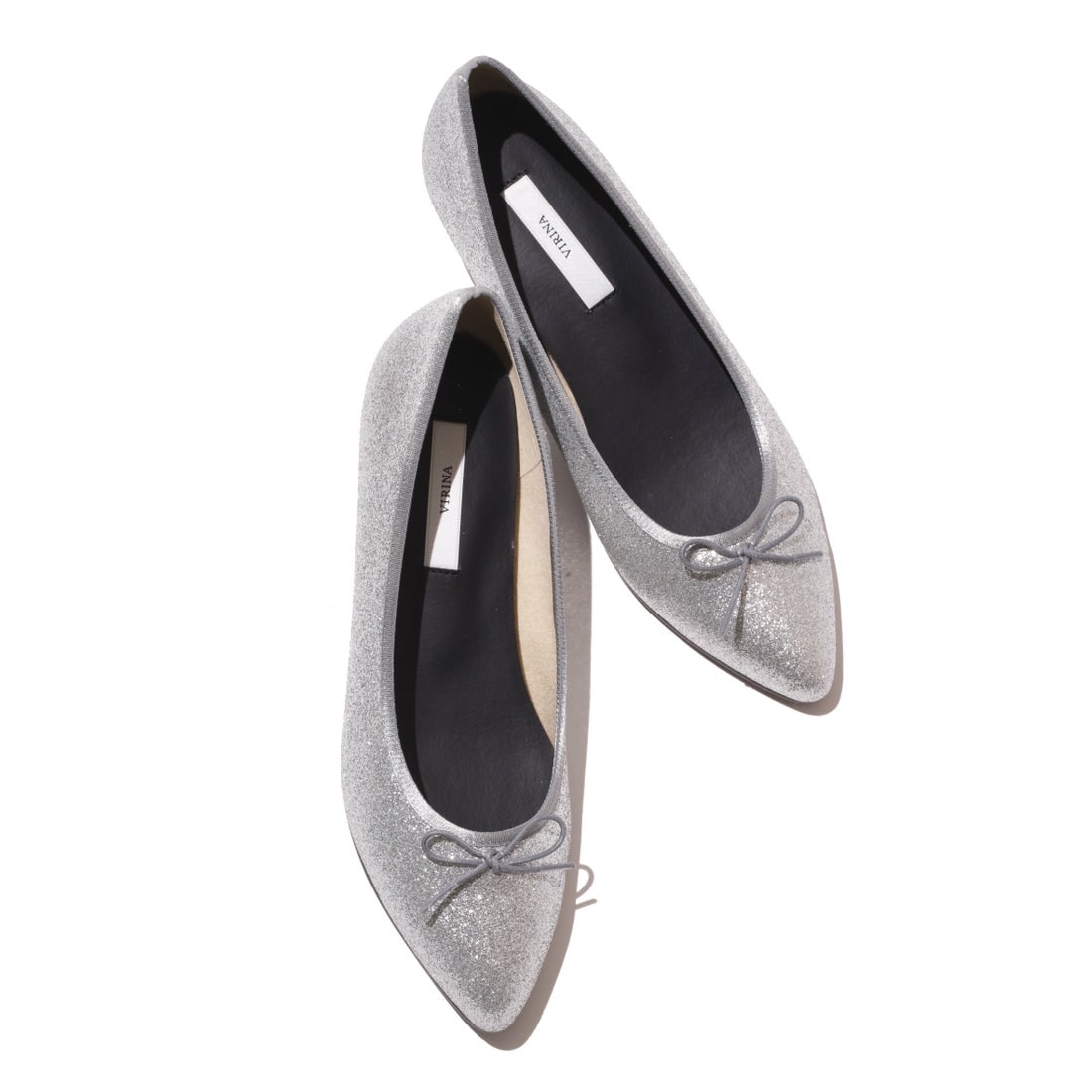 [型番:vm23ss21SH]クラシカルで上品な雰囲気の切り替えデザインが目を惹くラウンドトゥバレエシューズ。お腹の大きなマタニティの方から、抱っこが多い赤ちゃんママ、お子様と走る事が多いキッズママにお仕事ママまで、“履き心地がやわらかい”“疲れにくい”“走れる”“ヘビロテ”と嬉しいお声をいただいておりますオリジナルバレエシューズ。やわらかな人工皮革を使用し、ママの行動を考え抜いて作られた疲れにくい履き心地は、パワフルに動き回るような日でも安心です。大人好みの品の良い雰囲気がカジュアルスタイルもスタイリッシュに決まります。こんな1足を投入すれば、いつものデイリースタイルもより一層楽しめそう！ 晴雨兼用のバレエシューズは、お子様との公園遊びや急な雨にも安心です。梅雨の間も快適にお過ごしいただけます。＜ポイント＞●履き口のテープは上品なストレッチサテンテープを使用し、浮腫みやすい女性の足にも柔らかな肌当たりに。●インソールの内側には厳選した低反発+高反発のクッションを使用し、マタニティ期やお子様を抱っこする際に重心が踵に掛かる事を考慮し、踵部分には更に厚いスポンジを入れ、身体への負担を軽減し疲れにくい仕様にしました。●日本人に合わせた木型を使用し足へのフィット感が抜群なうえ、縫製などの仕上がりも綺麗です。●足が細く見える美しいフォルムと、キュートなリボンも◎。●インソールは抗菌・防臭・防カビでさらりとした履き心地！●オリジナルシューズポーチ付きだから、学校に出向く際や旅行などの持ち運びにも便利です。■カラー：シルバー、ゴールド22.0cm：足幅2E：ヒール1cm22.5cm：足幅2E：ヒール1cm23.0cm：足幅2E：ヒール1cm23.5cm：足幅2E：ヒール1cm24.0cm：足幅2E：ヒール1cm24.5cm：足幅2E：ヒール1cm25.0cm：足幅2E：ヒール1cm25.5cm：足幅2E：ヒール1cm26.0cm：足幅2E：ヒール1cm※(　)で表記されている数字はヌードサイズです。ヌードサイズとは衣服を身につけない身体のサイズです。お客様ご自身の身体サイズと比較してお選びください。 ■素材： アッパー：表面層/ポリウレタン100％基布/ポリエステル65％、レーヨン35％インソール：表面層/ポリウレタン100％基布/ポリエステル100％ ■お手入： &nbsp;&nbsp;&gt;&gt;商品のお取り扱い方法 ■原産国： 日本製晴雨兼用ポインテッドバレエシューズ(グリッター)／ヴィリーナ（VIRINA）シルバーゴールド画面上と実物では、多少色具合が異なって見える場合がございます。