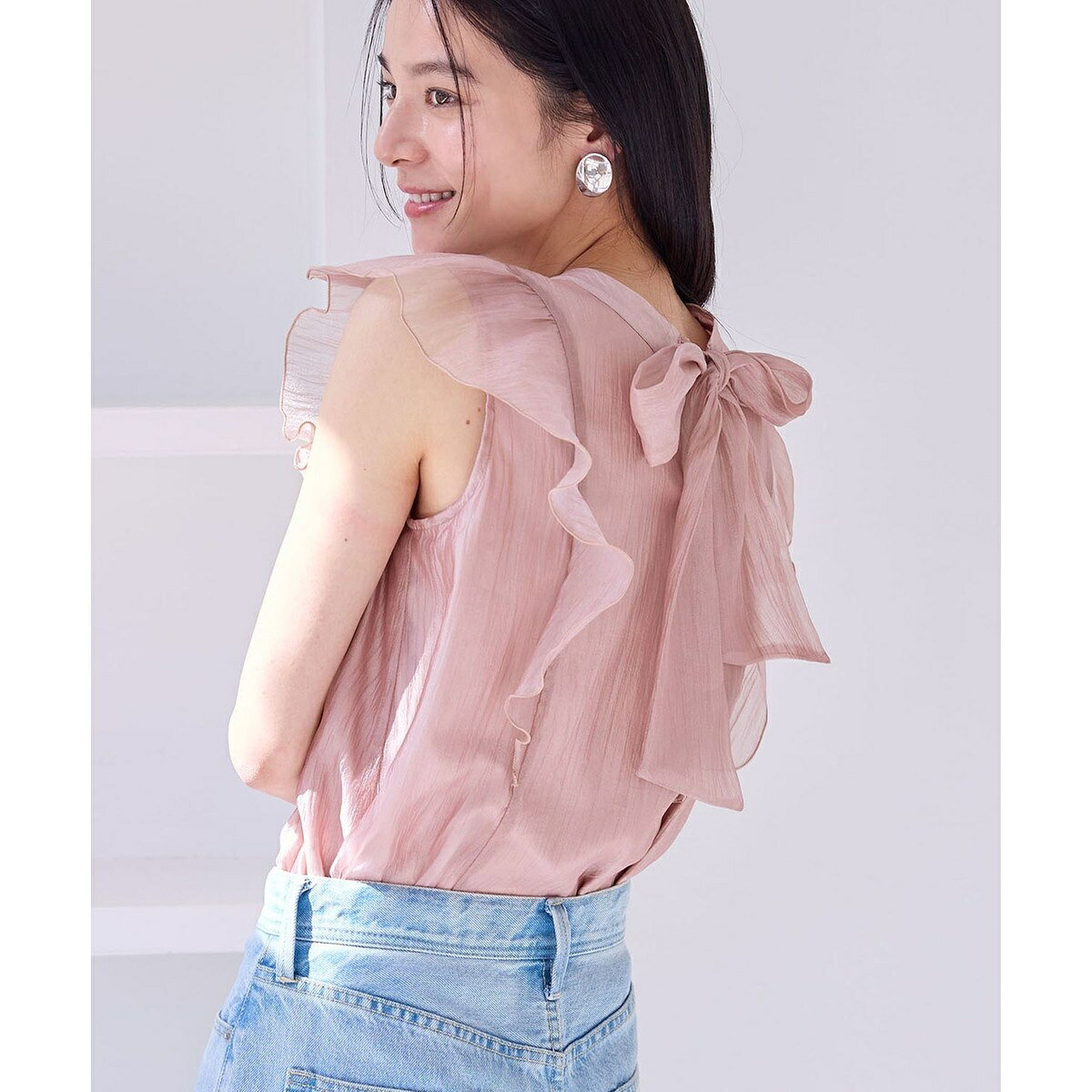 Sleeveless - 【店頭人気】主役級！華やぎシアーシャイニーボウタイフリルブラウス【前後2WAY】【洗える】／ビス（VIS）