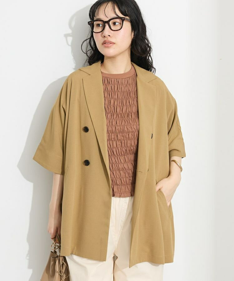 [型番：0P000344300]＊落ち感のあるとろみ滑らかなテキスタイルで仕立たデザインジャケット。・昨年も好評だったアイテムに、使い勝手の良いブラックが加わりました。・とろみ感のあるポリエステル生地を使用しております。・袖付け部分がないド...