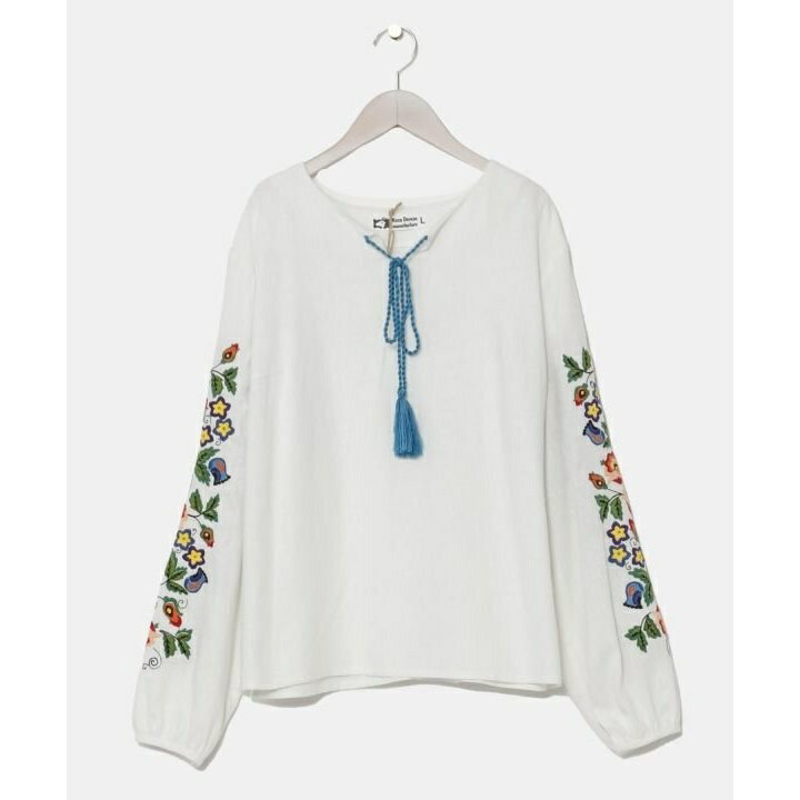 [型番：LEU-5603-2025]「ヴィシヴァンカ」と呼ばれるウクライナ刺しゅうのブラウス。モチーフの一つであるお花が袖にあしらわれています。裾にスリットが入っているので、スカートやパンツとも合わせやすい。着心地の良いリネン生地が使われて...