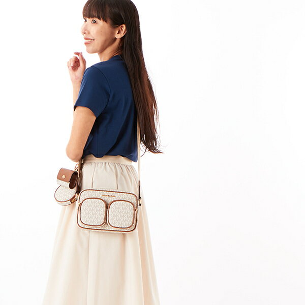 JET SET ITEM クロスボディ ウィズ テックアタッチ ミディアム - MKシグネチャー／マイケル・コース（Michael Kors）